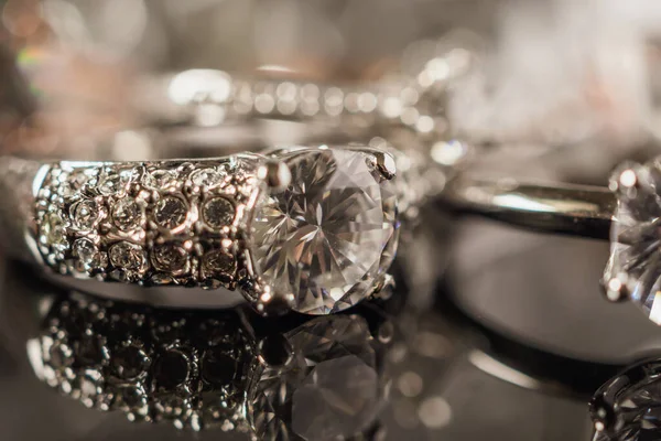 Joyas Lujo Anillos Diamantes Con Reflexión Sobre Fondo Negro —  Fotos de Stock