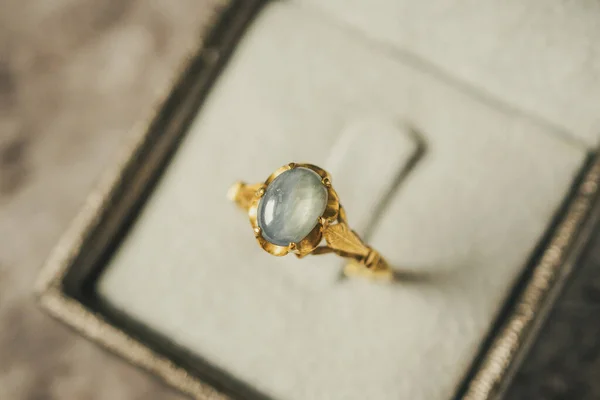 Vintage gold Jewelry blue sapphire ring in jewelry gift box