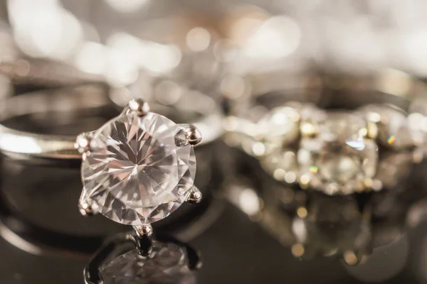 Biżuteria Luksusowe Pierścionki Diamentowe Odbiciem Czarnym Tle — Zdjęcie stockowe
