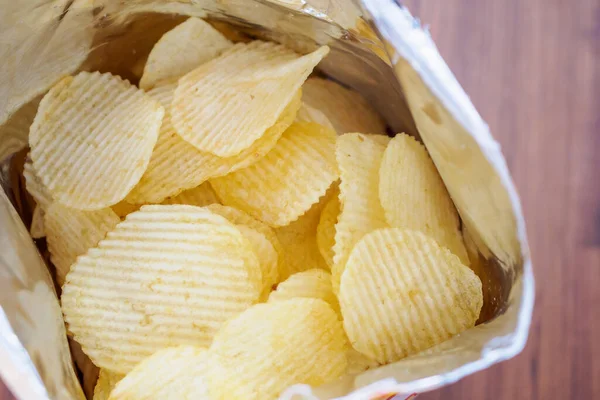 Batatas Fritas Saco Lanche Aberto Perto Chão Mesa — Fotografia de Stock