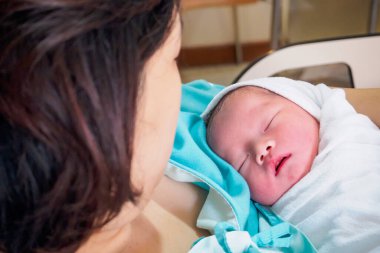 Hastanede doğum sancısı çektikten sonra mutlu anne ve bebek