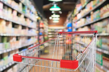 boş kırmızı alışveriş arabası ile süpermarket koridoru bulanık arkaplan