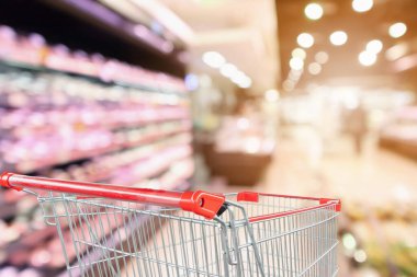 boş kırmızı alışveriş arabası ile süpermarket koridoru bulanık arkaplan