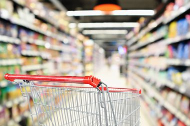 süpermarket koridoru boş kırmızı alışveriş arabasıyla bulanık arkaplan