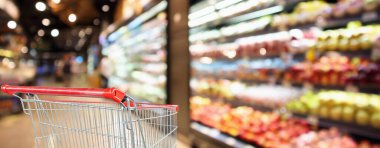 Meyve ve sebze raflarıyla süpermarket içi boş kırmızı alışveriş arabasıyla boşaltılmış arka plan