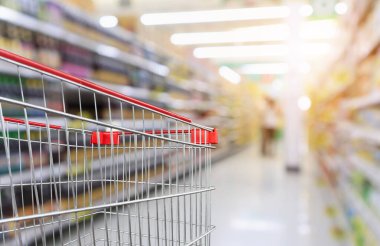 süpermarket koridoru boş kırmızı alışveriş arabasıyla bulanık arkaplan
