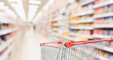 süpermarket koridoru boş kırmızı alışveriş arabasıyla bulanık arkaplan