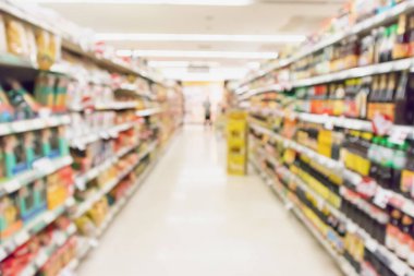 Raflardaki ürünlerle dolu süpermarket koridoru bulanık arkaplan