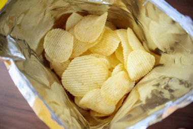 Açık büfede patates cipsi. Masaya yakın.