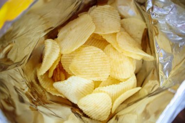 Patates cipsi açık büfede. Yakın çekim.