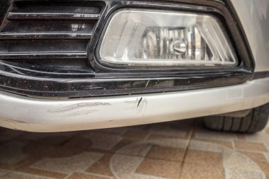 Araba tamponu boya hasarını çizmiş.