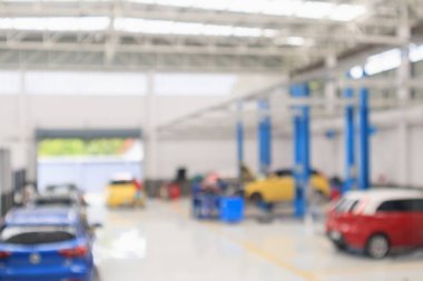 Araç servis merkezi Bokeh Light tamir istasyonunda bulanıklaştırılmış arka planda