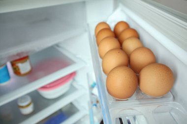 Yumurtalar buzdolabının rafında.