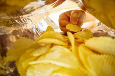 Patates cipsleri atıştırmalık poşetin içinde.