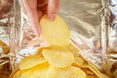 Patates cipsleri atıştırmalık poşetin içinde.