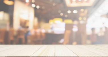 Ahşap masa üstü restoran kafesi ya da kafenin içi soyut odaklanmış bulanık arka planı olan insanlarla dolu.