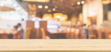Ahşap masa üstü restoran kafesi ya da kafenin içi soyut odaklanmış bulanık arka planı olan insanlarla dolu.