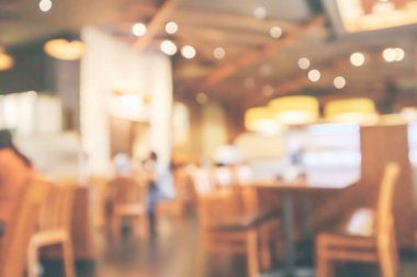 Müşteri ve ahşap masa ile restoran içi Bokeh Light ile soyut arka plan bulanıklaştırır