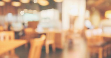 Müşteri ve ahşap masa ile restoran içi Bokeh Light ile soyut arka plan bulanıklaştırır