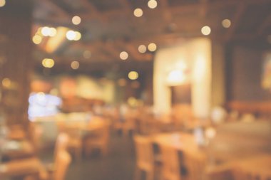 Müşteri ve ahşap masa ile restoran içi Bokeh Light ile soyut arka plan bulanıklaştırır
