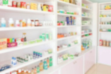 Eczane bulanıklığı, ilaç ve sağlık ürünleri raflarda duran soyut arka plan.