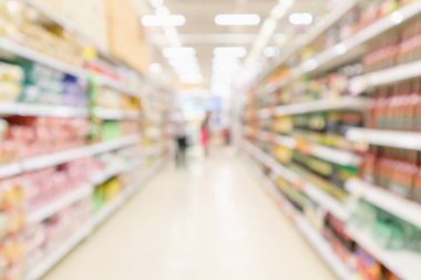 Müşteri bulanıklığı olan süpermarket koridoru odaklanmış ürün rafları iç bokeh ışık arkaplanı