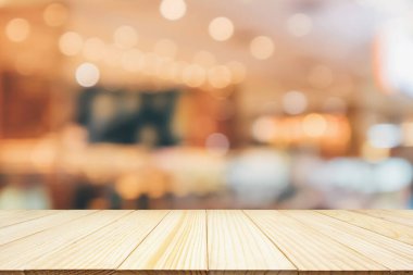 Müşteri ve ahşap masa ile Kafe Restoran iç mimarisi montaj ürün gösterimi için bokeh ışığı ile soyut arkaplan bulanıklığı