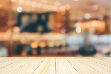 Müşteri ve ahşap masa ile Kafe Restoran iç mimarisi montaj ürün gösterimi için bokeh ışığı ile soyut arkaplan bulanıklığı