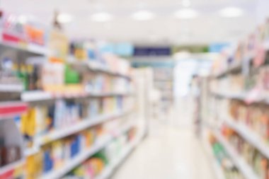 Eczane soyut arka planı bulanık ve raflarda ilaç ve vitamin ürünü var.