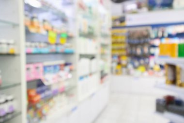 Eczane soyut arka planı bulanık ve raflarda ilaç ve vitamin ürünü var.