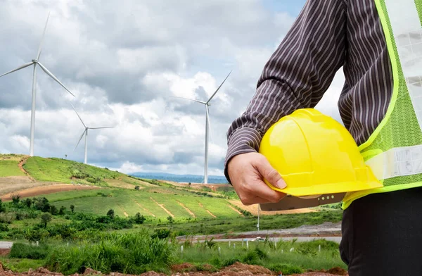 Rüzgar türbini elektrik santralinin inşaat alanında çalışan mühendis.
