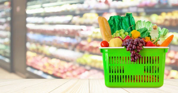 Nákupní Košík Naplněný Ovocem Zeleninou Dřevěném Stole Supermarketem Obchod Potravinami — Stock fotografie