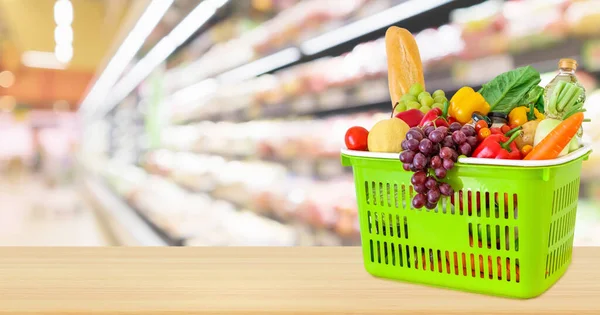 Carrello Pieno Frutta Verdura Sul Tavolo Legno Con Supermercato Negozio — Foto Stock