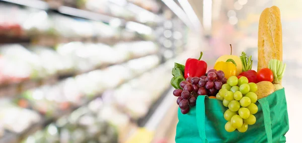 Yeniden Kullanılabilir Yeşil Alışveriş Poşetinde Taze Meyve Sebzeler Süpermarkette Bulanık — Stok fotoğraf