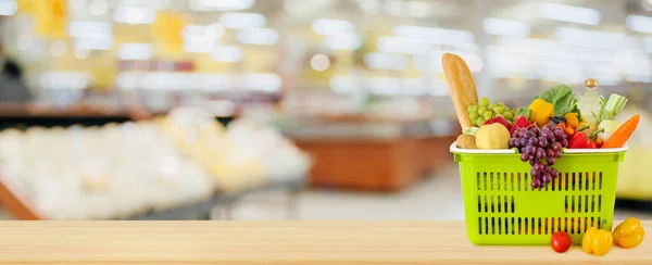 Tahta Masanın Üzerinde Meyve Sebzelerle Dolu Alışveriş Sepeti Süpermarket Bakkalı — Stok fotoğraf