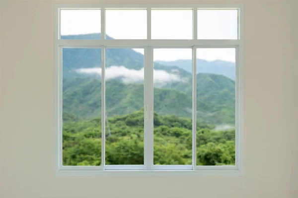 Nowoczesny Widok Okna Domu Tłem Górskim — Zdjęcie stockowe