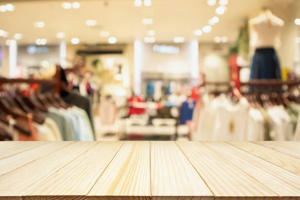 Mesa Madeira Vazia Com Mulher Elegante Loja Roupas Boutique Vitrine — Fotografia de Stock