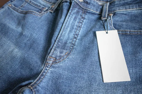 Niebieskie Dżinsy Białą Metką Etykietą — Zdjęcie stockowe