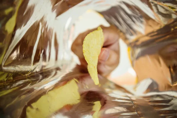 Houd Chips Vast Zak Met Snackfolie — Stockfoto