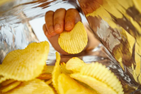 Patates cipsleri atıştırmalık poşetin içinde.