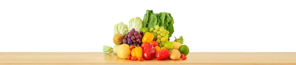 Verse Groenten Fruit Kruideniersproduct Houten Tafel Geïsoleerd Witte Achtergrond — Stockfoto