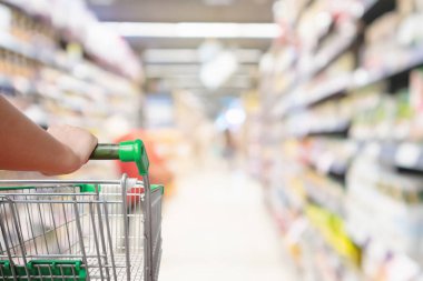 Kadın el arabası soyut bulanık süpermarket koridoru odaklanmış arka plan