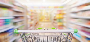 Süpermarket koridoru içi raflar boş yeşil alışveriş arabasıyla bulanık arka plan