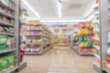 Süpermarket koridoru iç raflar bulanık arkaplan