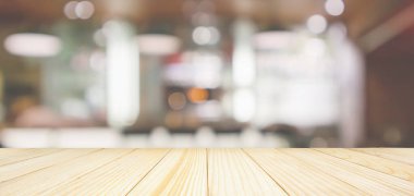 Ahşap masa üstü Kafe Restoran içi bar tezgahı arkaplanı bulanık ve Bokeh ışığı var.