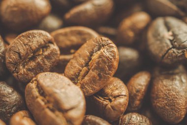 Kavrulmuş kahve çekirdekleri yakın plan.