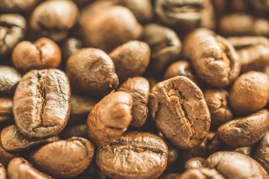 Kavrulmuş kahve çekirdekleri yakın plan.