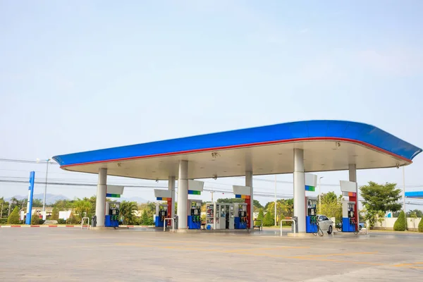 Benzínová Čerpací Stanice Mraky Modrou Oblohou — Stock fotografie