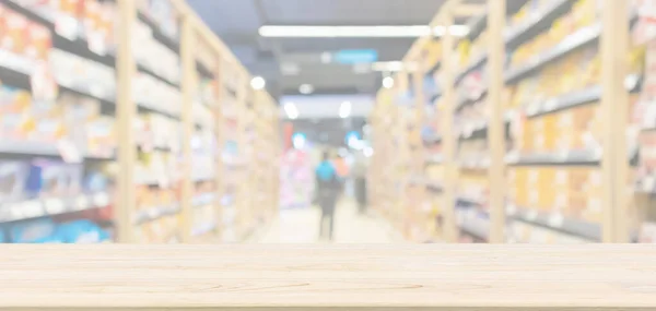 Tampo Mesa Madeira Vazio Com Corredor Supermercado Com Prateleiras Produtos — Fotografia de Stock