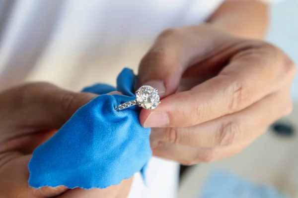 Anillo Diamantes Joyería Para Pulir Limpiar Mano Con Tela Micro —  Fotos de Stock